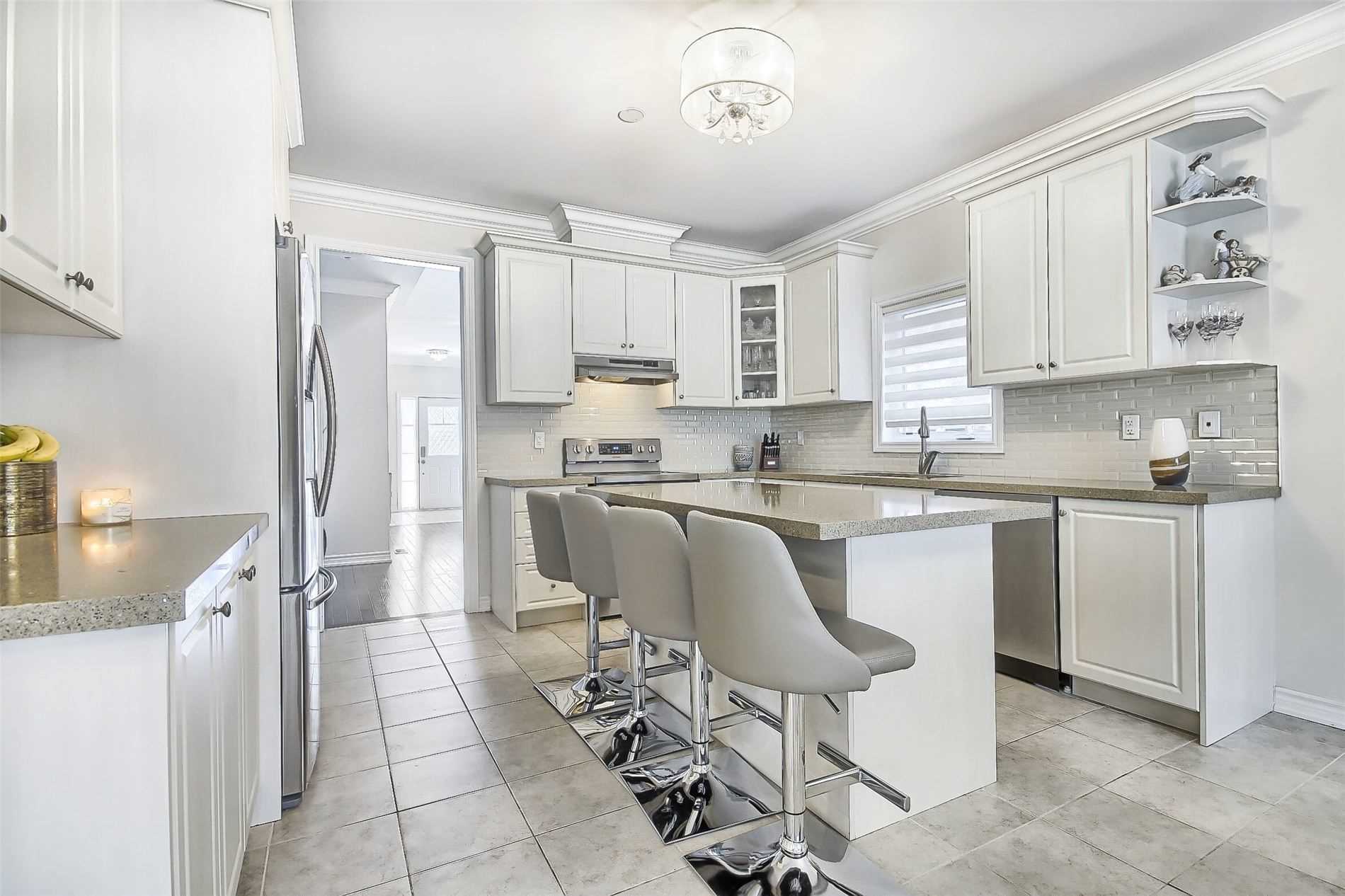 1153 Peelar Cres