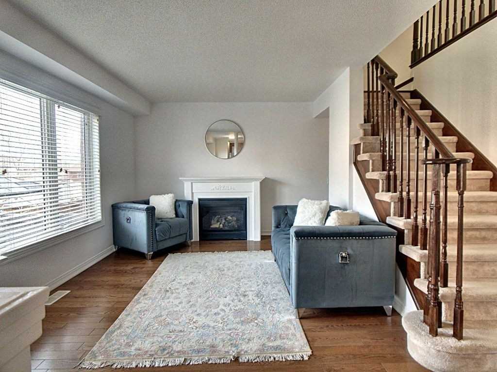 327 Dowson Loop