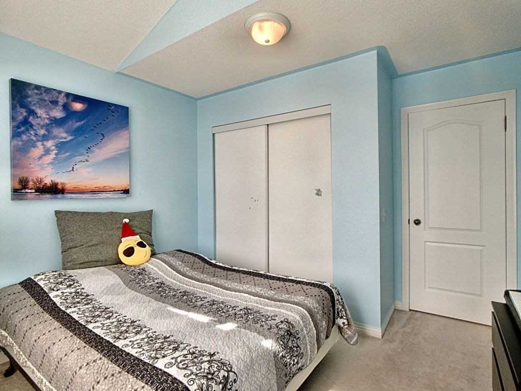 327 Dowson Loop