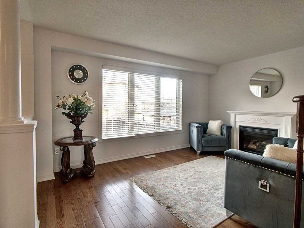 327 Dowson Loop