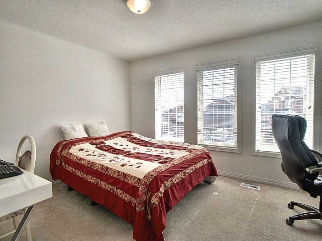 327 Dowson Loop