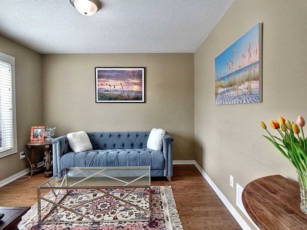 327 Dowson Loop