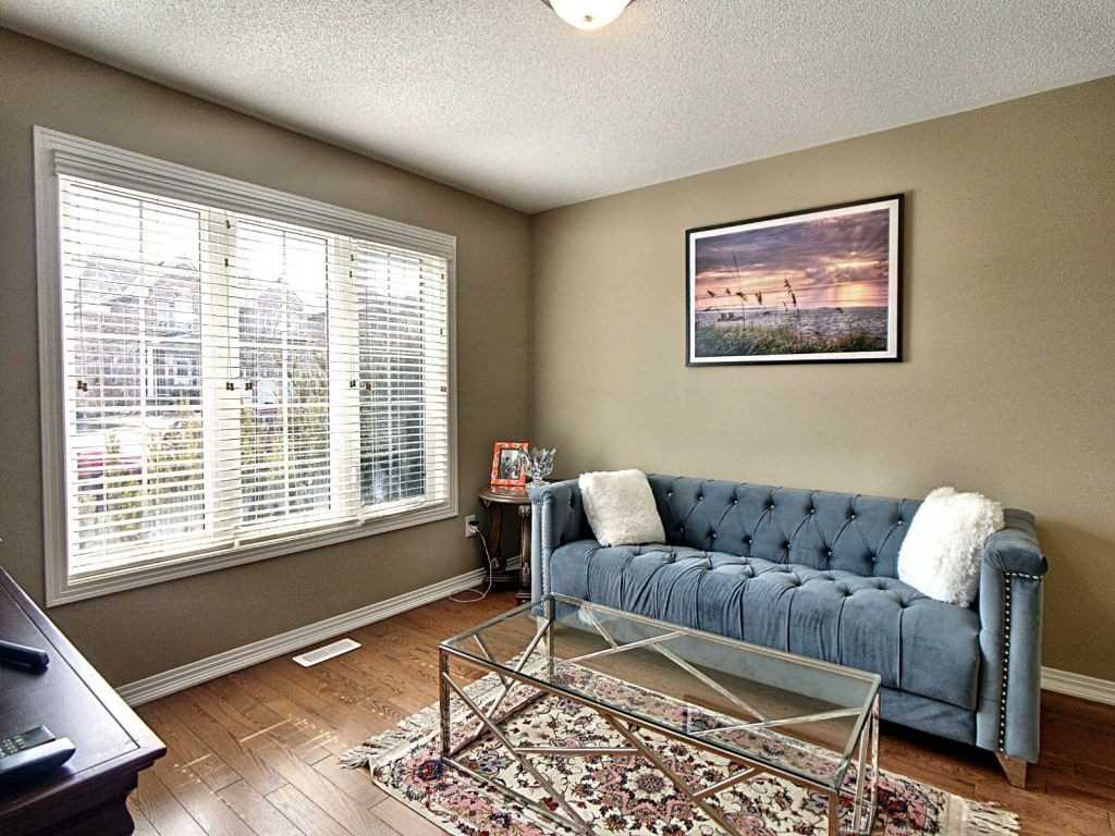327 Dowson Loop