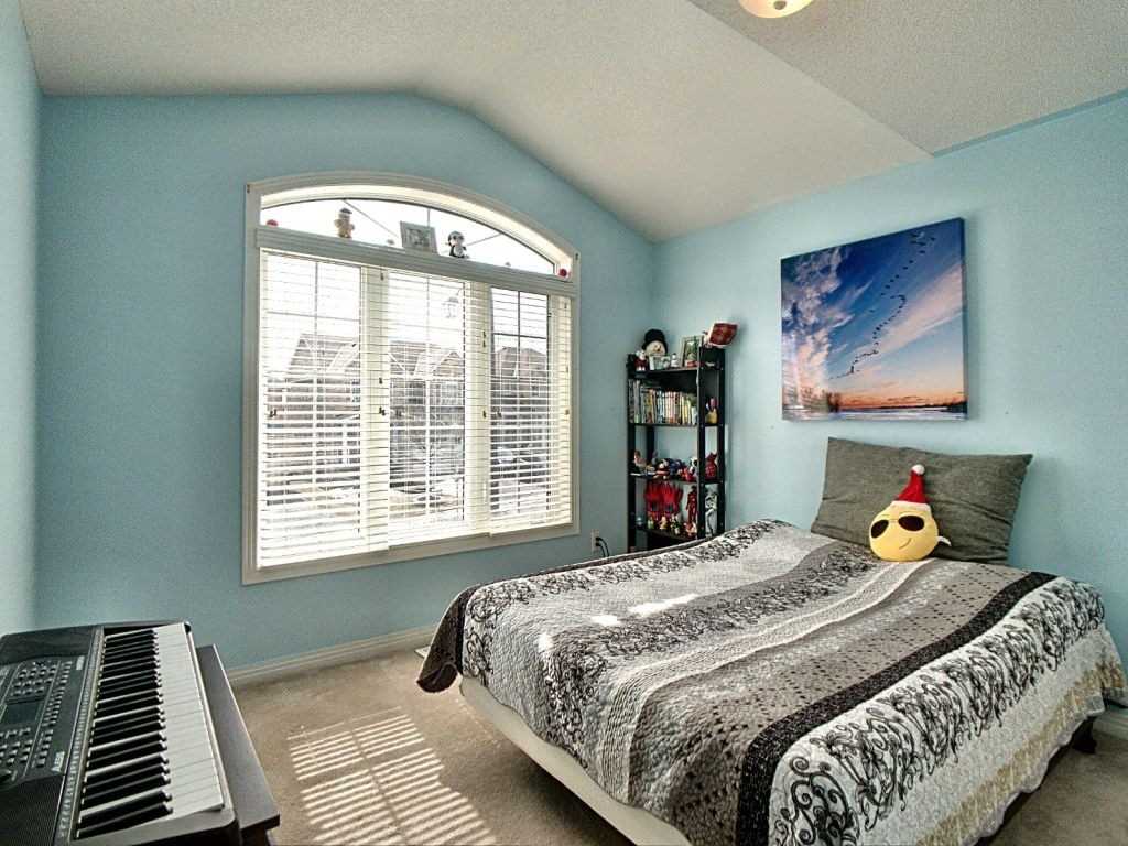 327 Dowson Loop