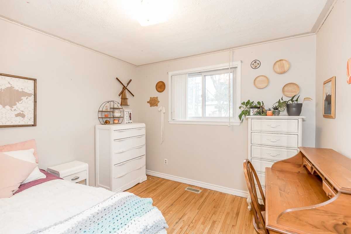 64 Alexander St