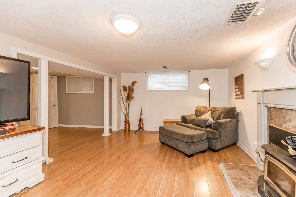 64 Alexander St