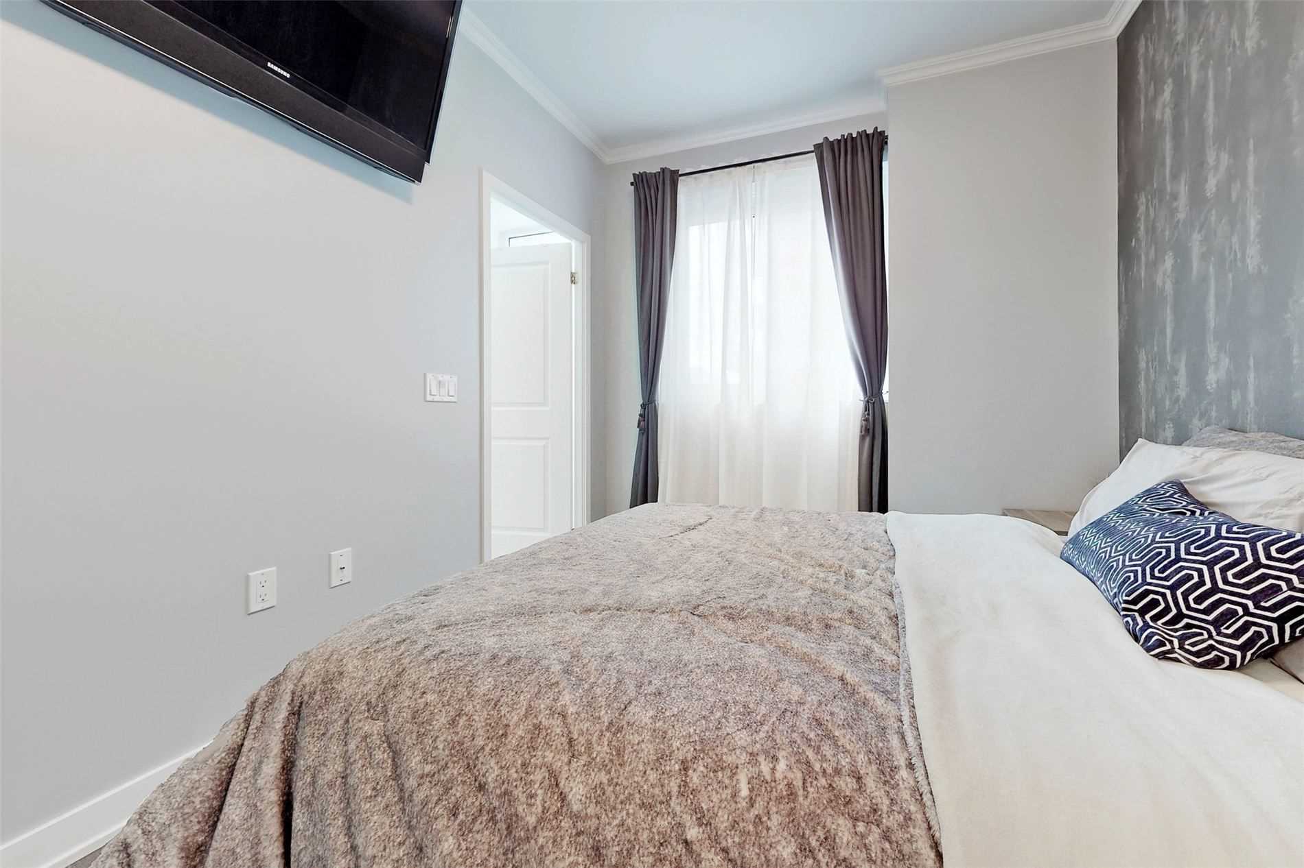75 Oneida Cres, #410