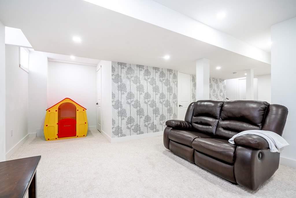 91 Collier Cres