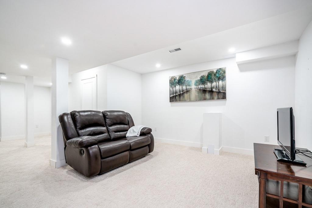 91 Collier Cres