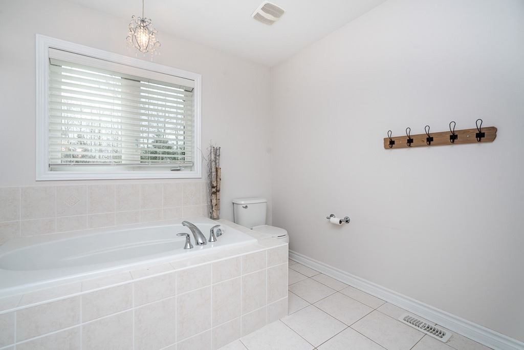 91 Collier Cres