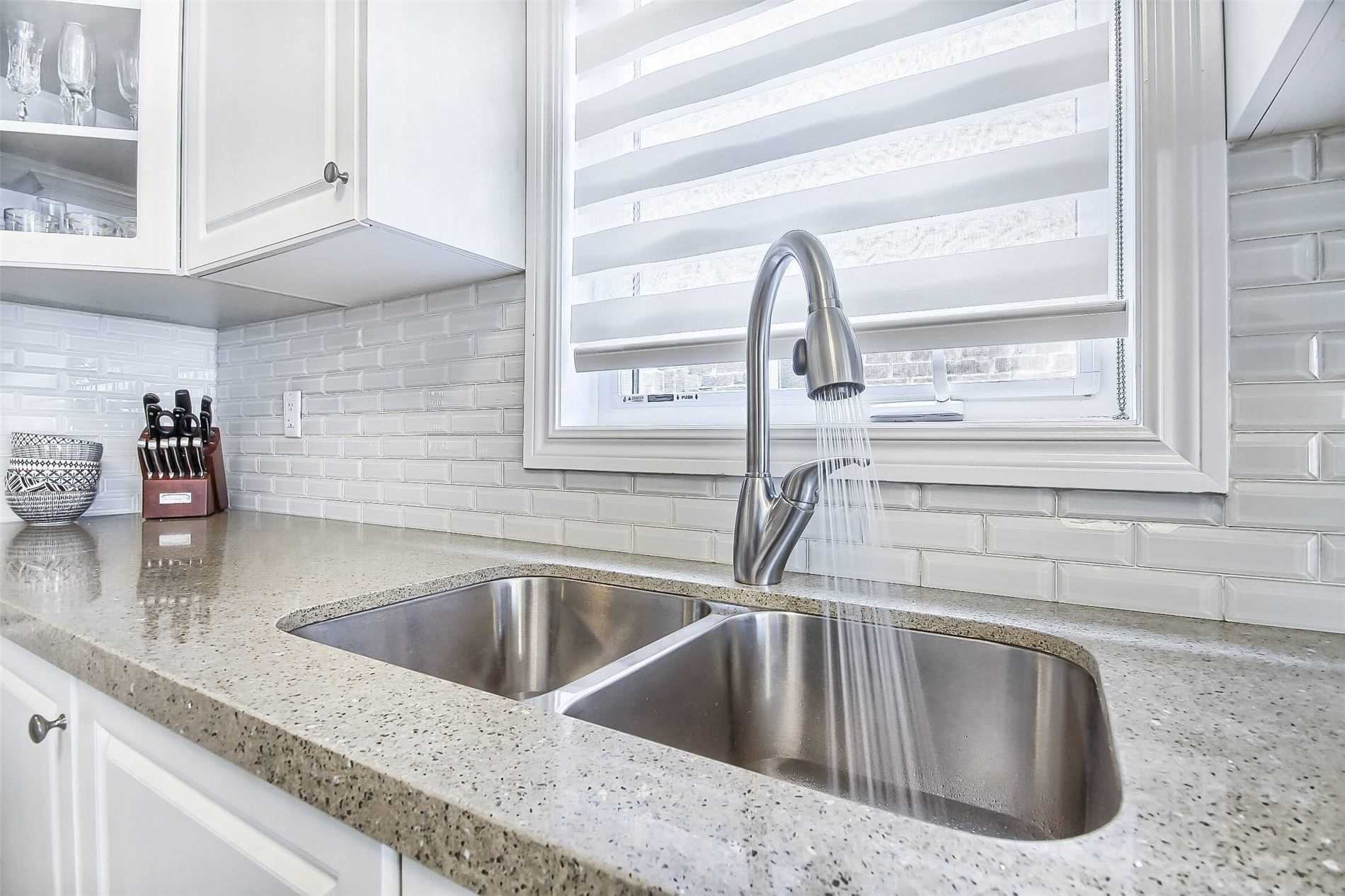 1153 Peelar Cres