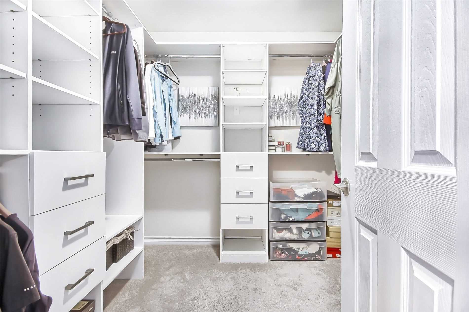 1153 Peelar Cres