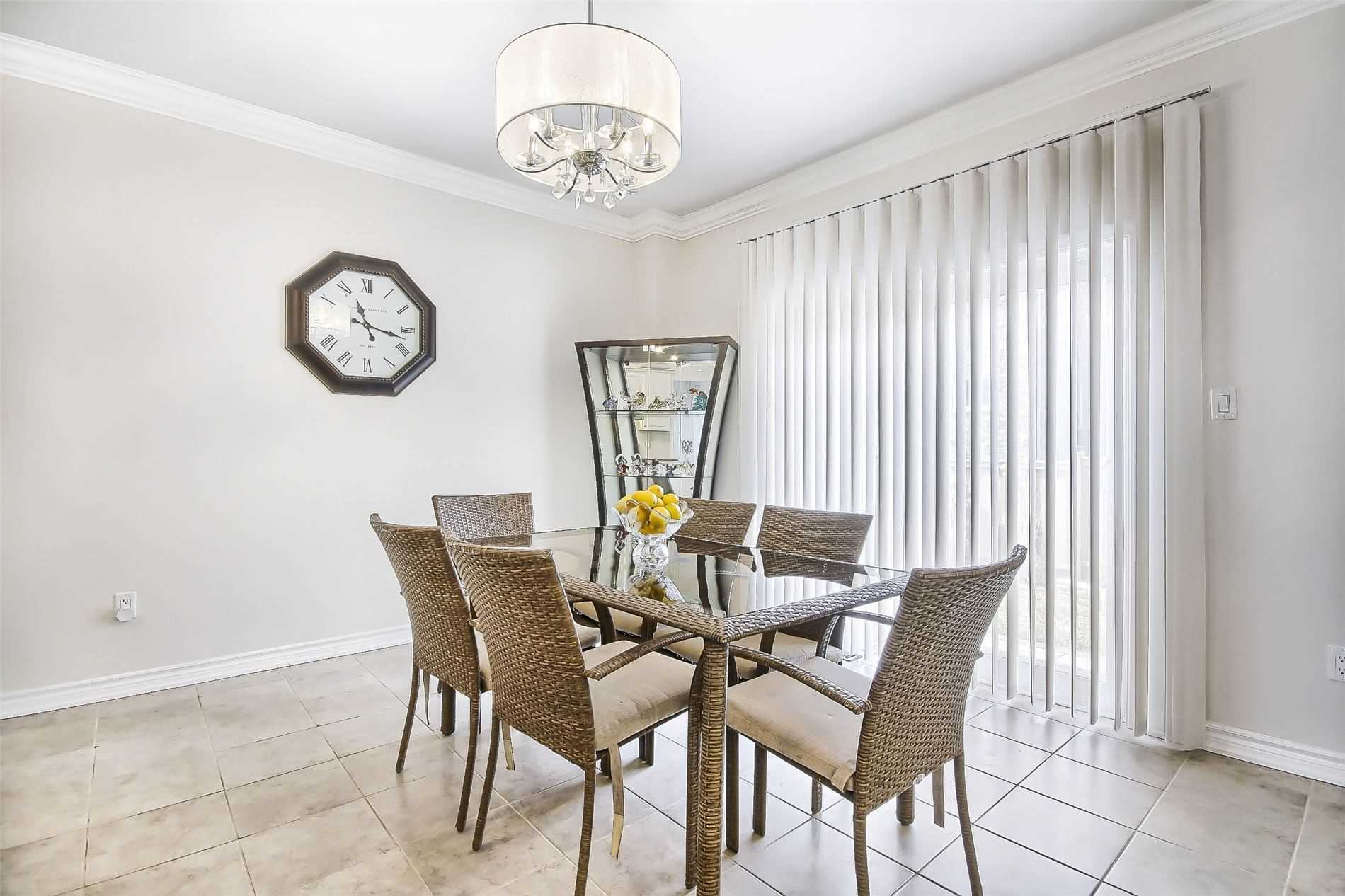 1153 Peelar Cres