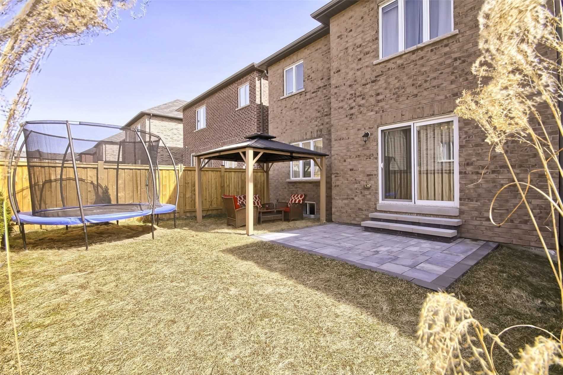 1153 Peelar Cres