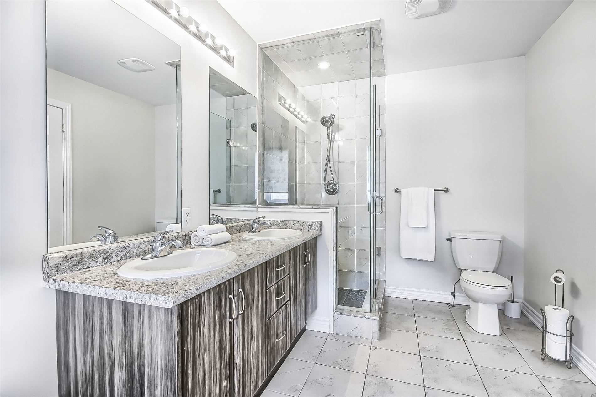 1153 Peelar Cres