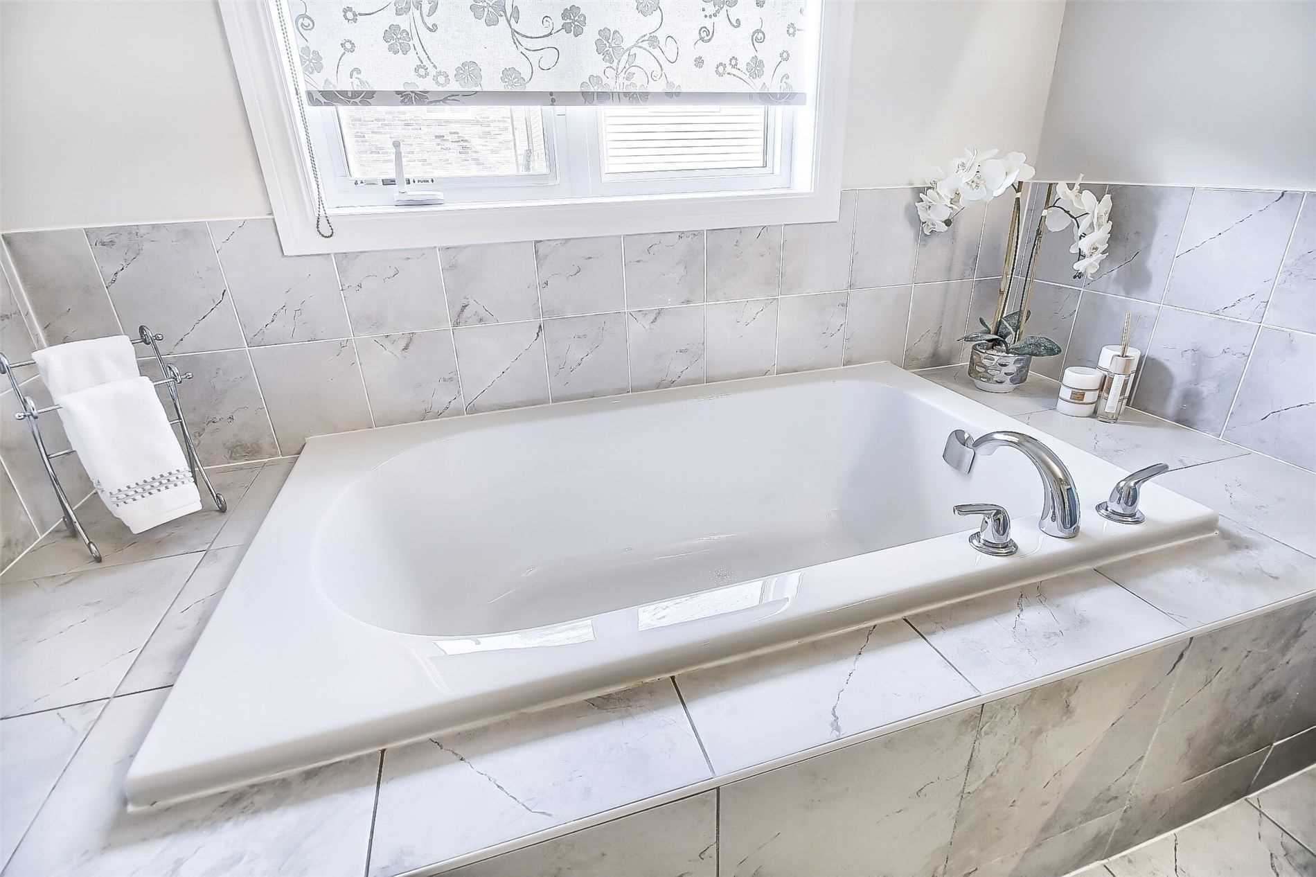 1153 Peelar Cres