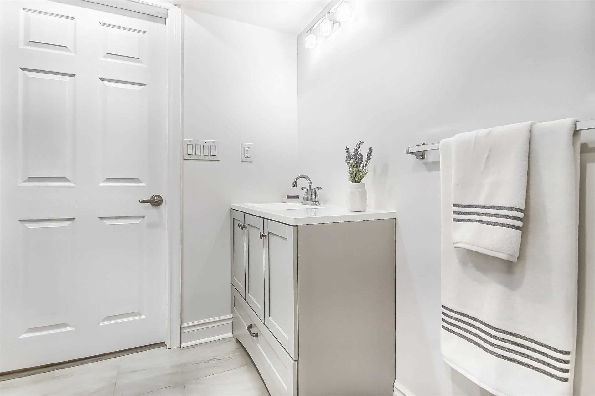 1153 Peelar Cres