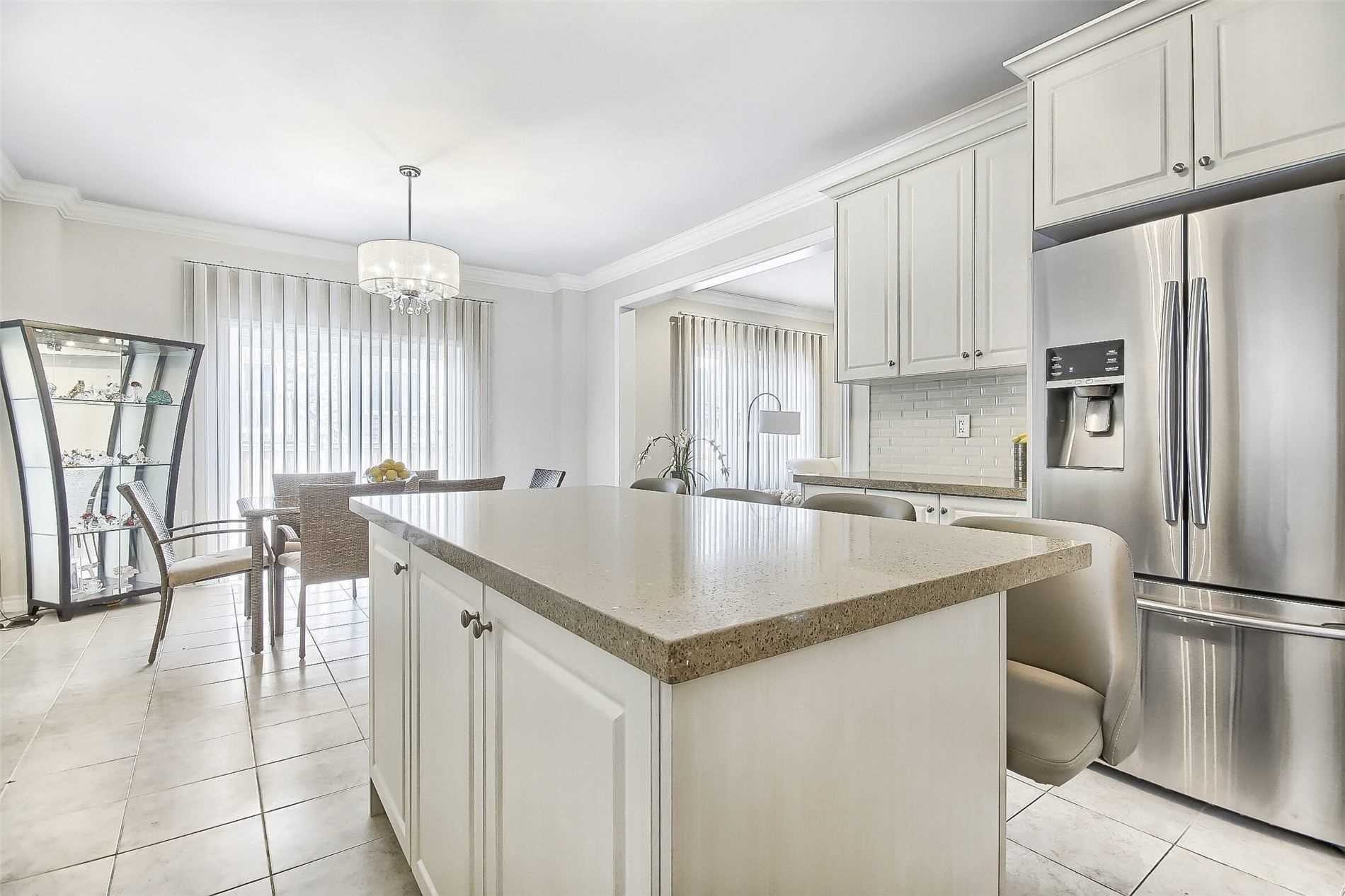 1153 Peelar Cres