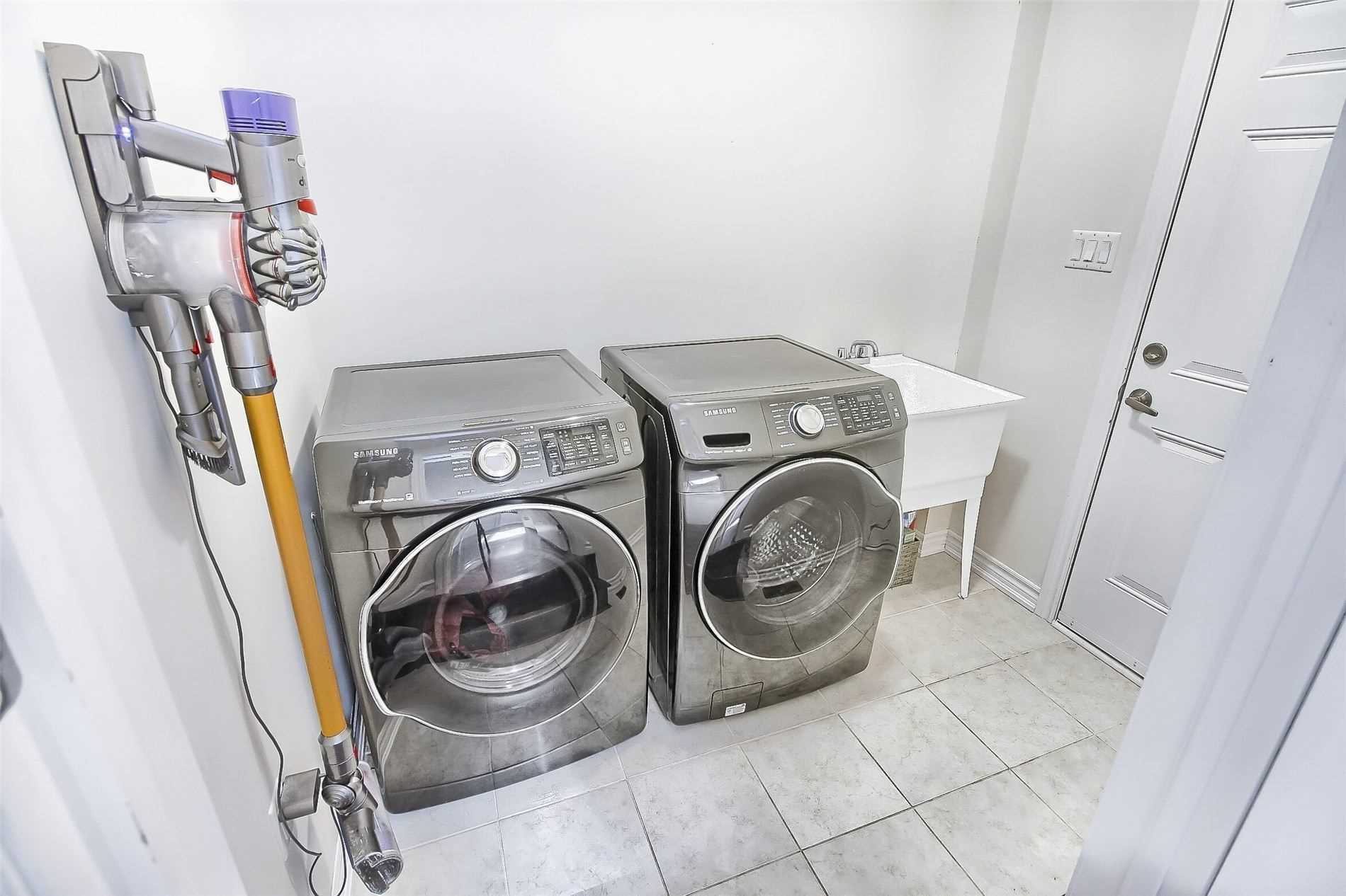 1153 Peelar Cres