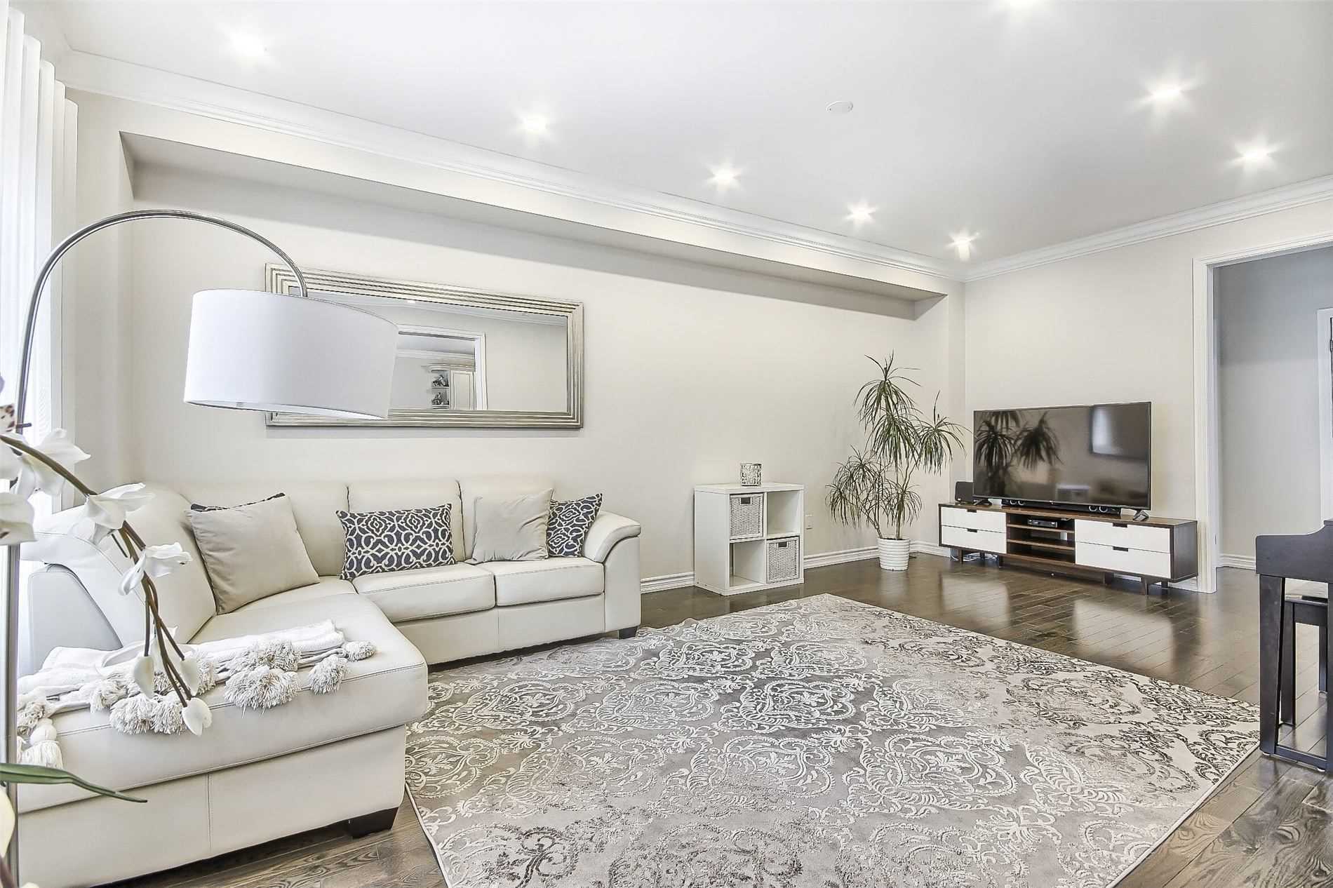 1153 Peelar Cres