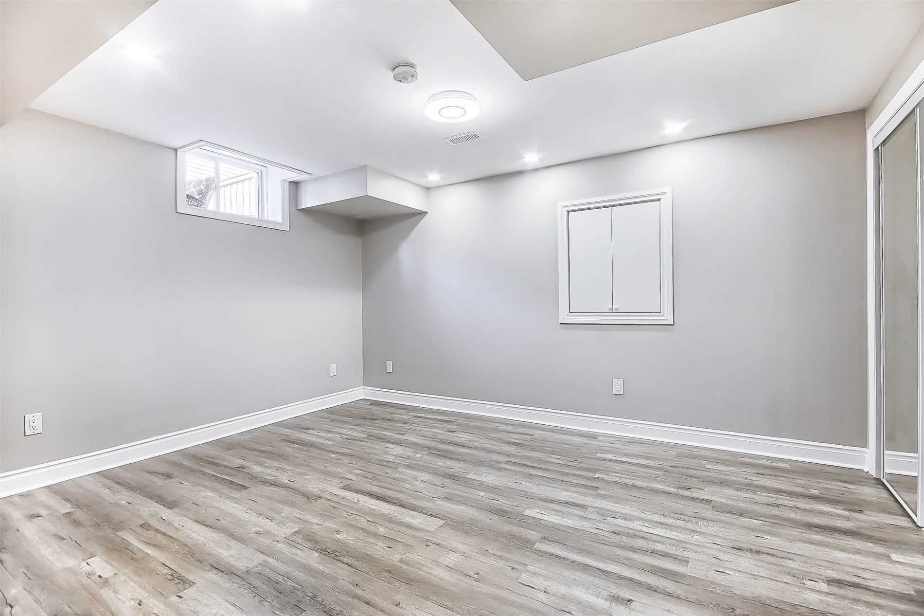 1153 Peelar Cres
