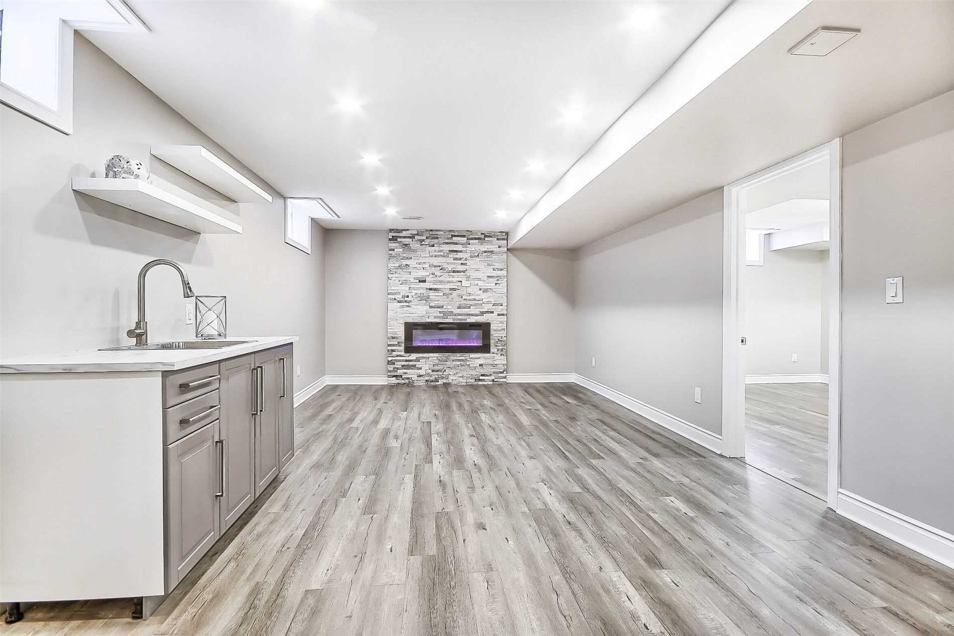 1153 Peelar Cres
