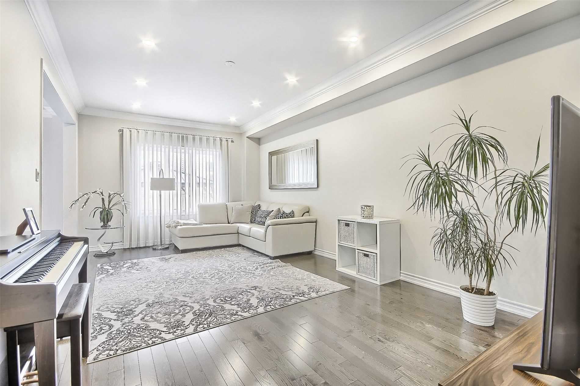 1153 Peelar Cres