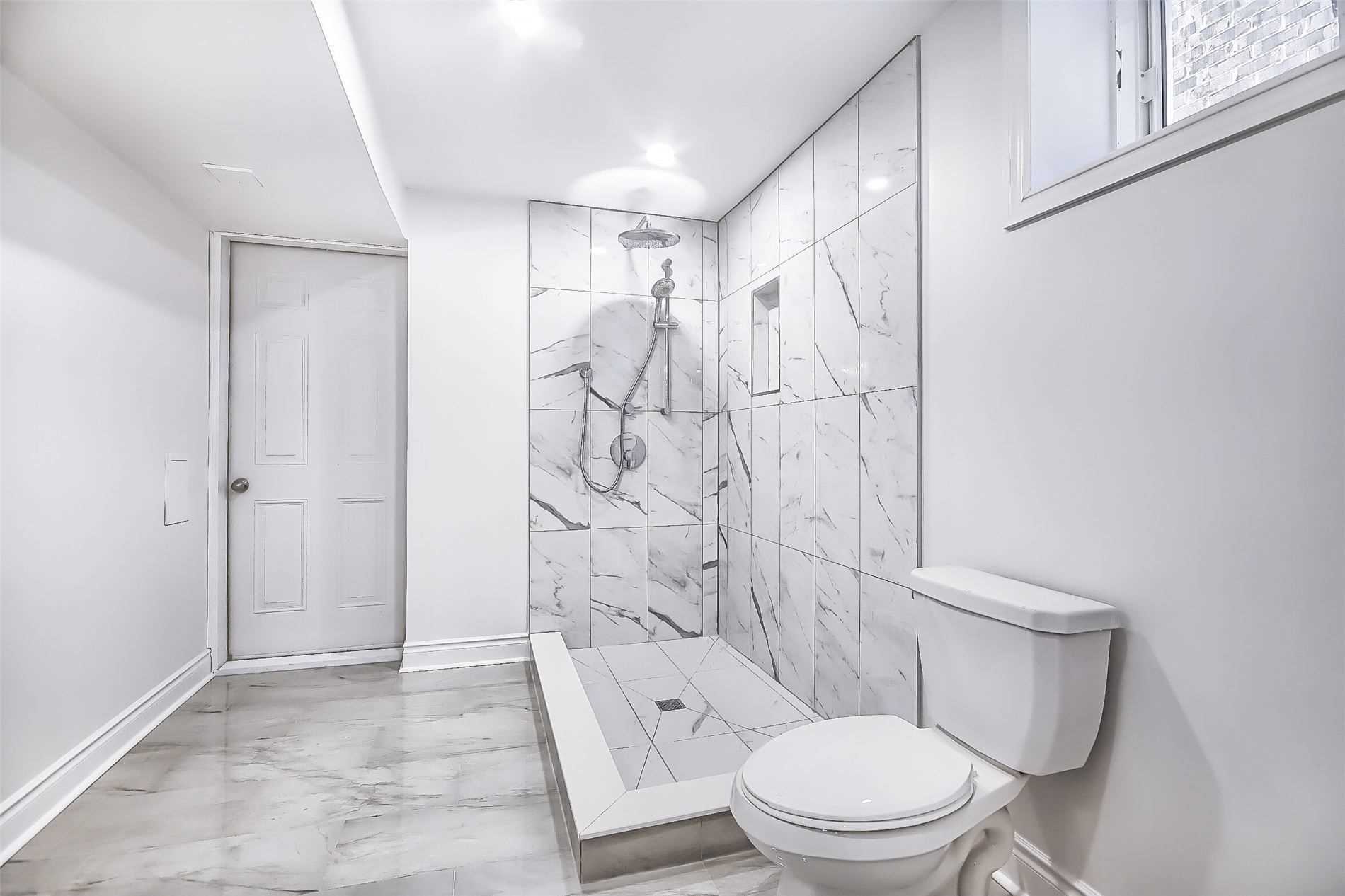 1153 Peelar Cres