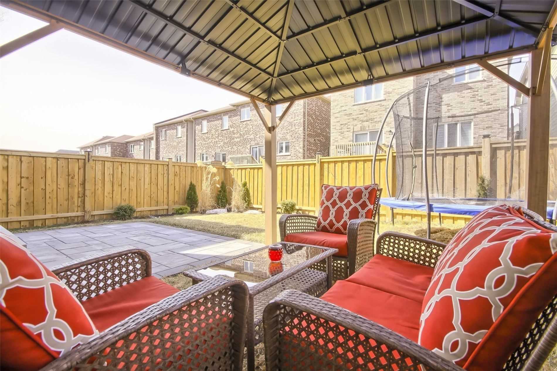 1153 Peelar Cres
