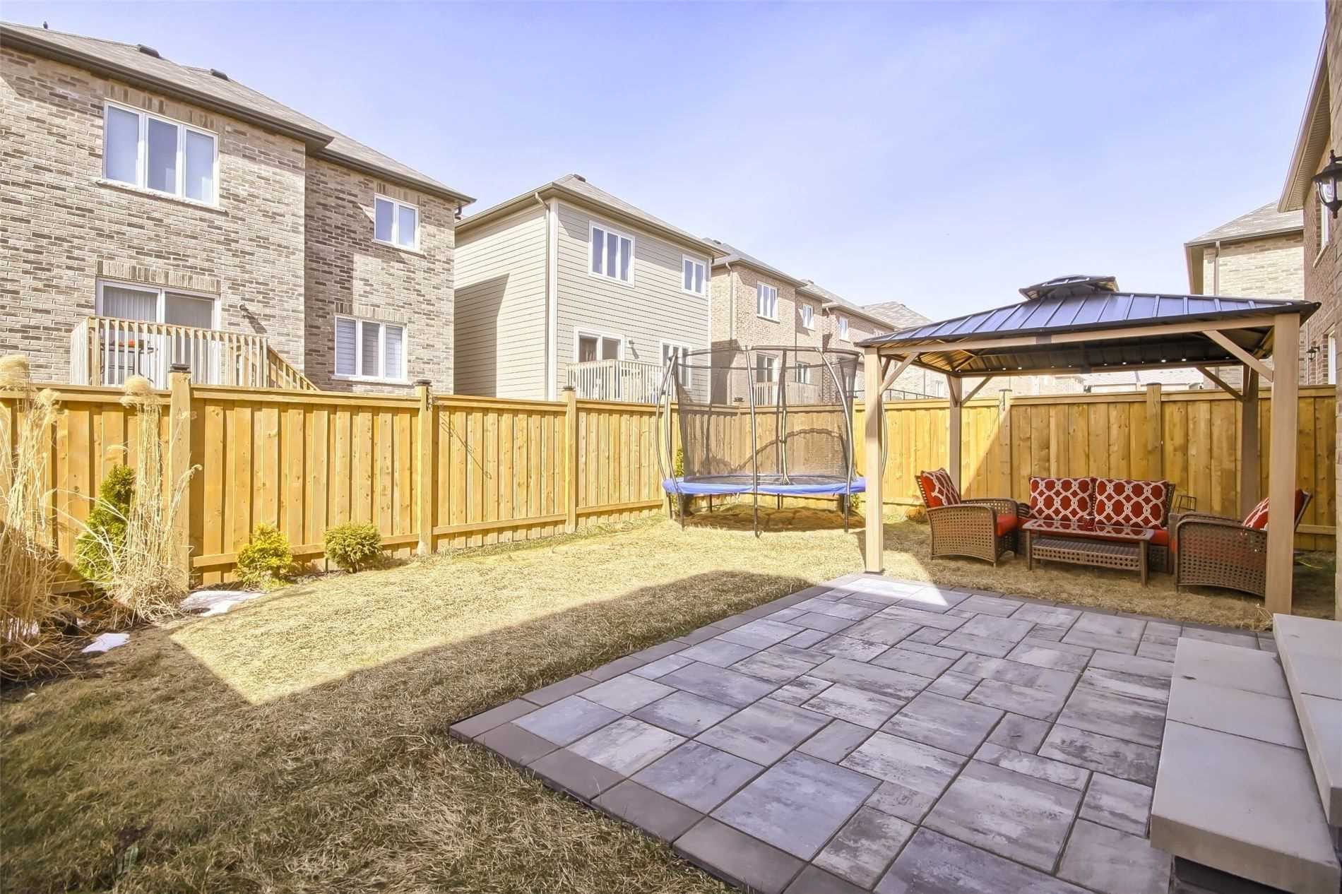 1153 Peelar Cres