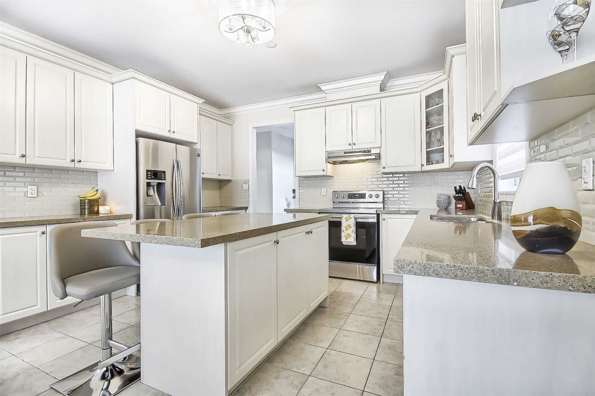 1153 Peelar Cres