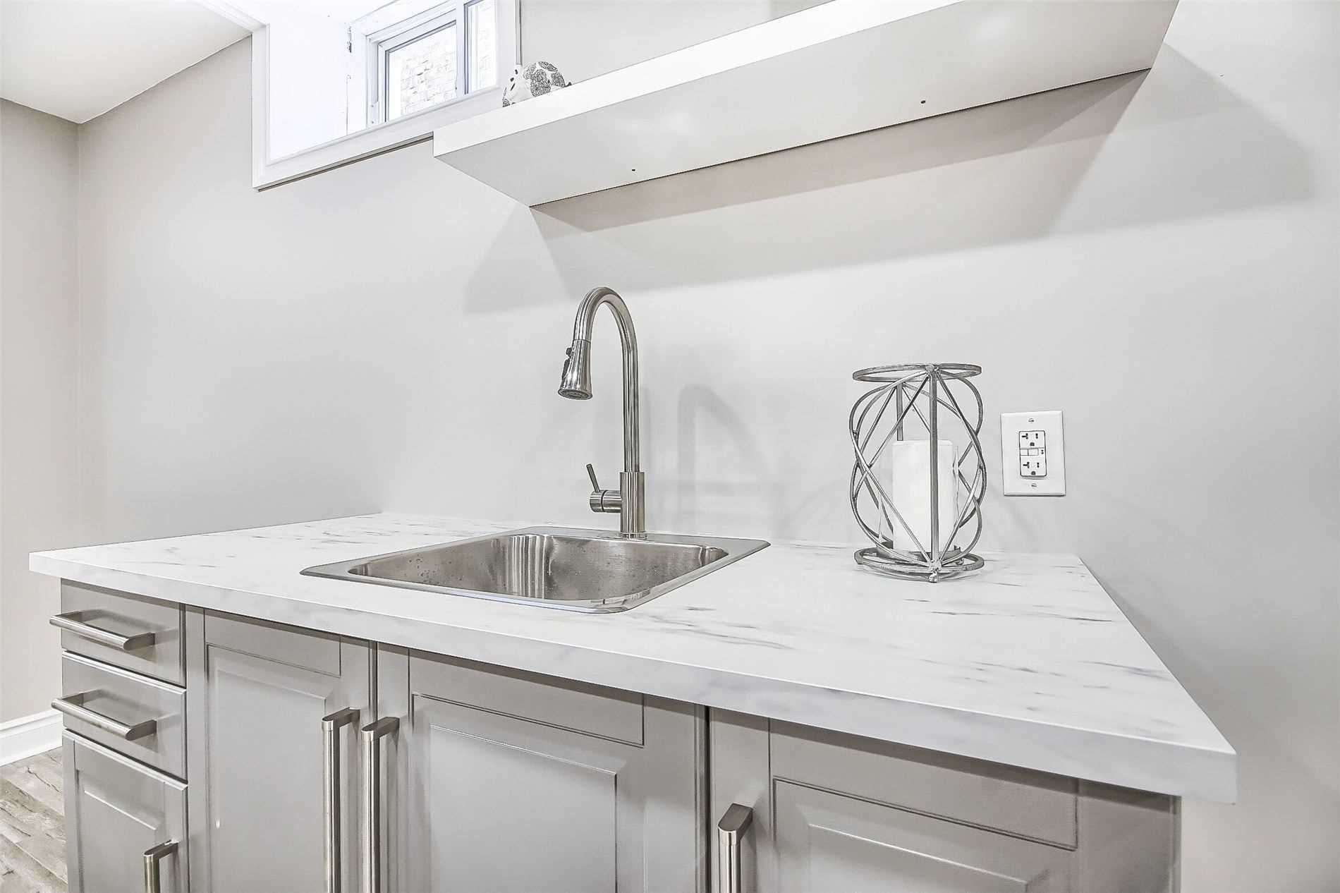 1153 Peelar Cres