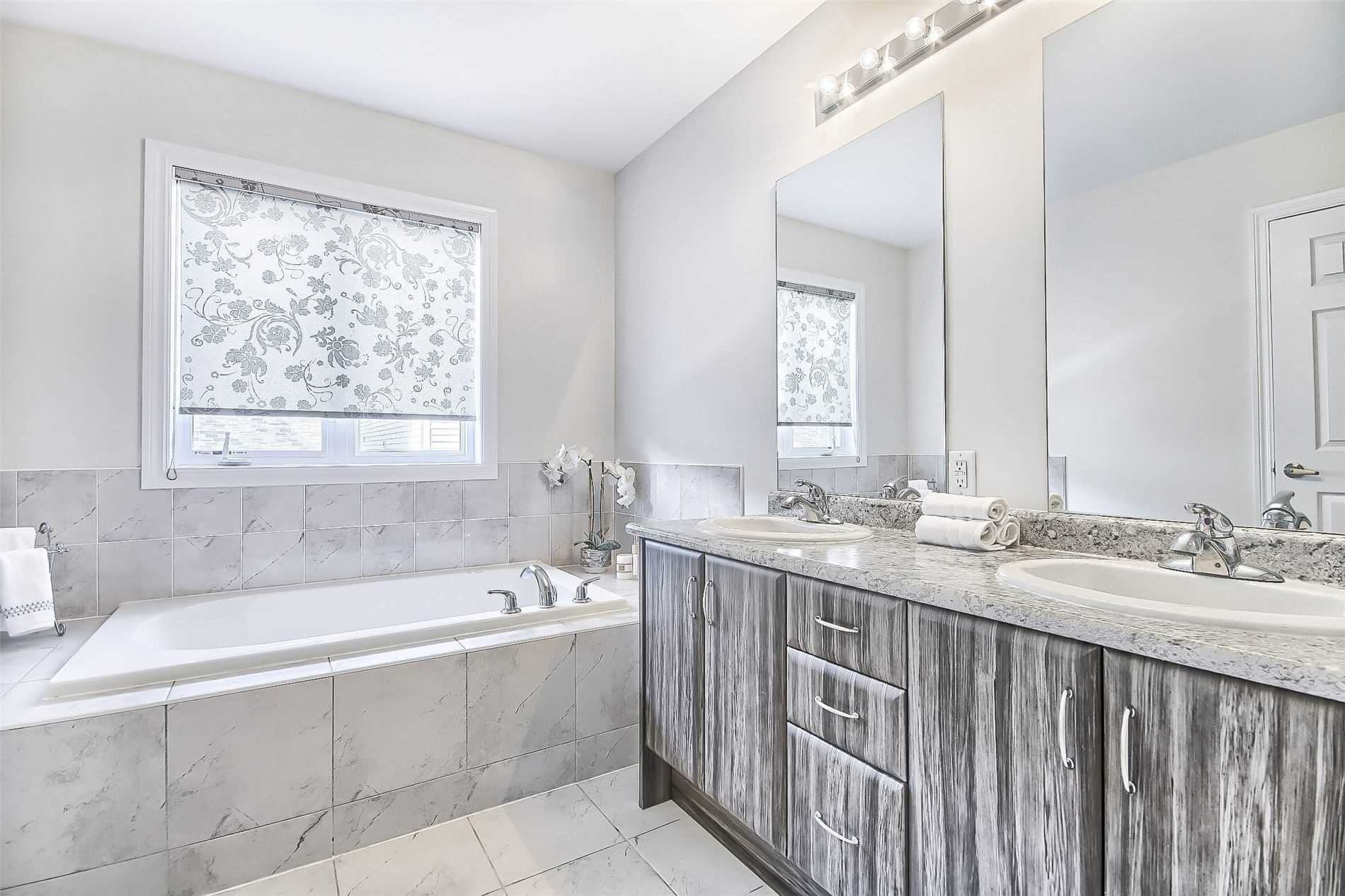 1153 Peelar Cres