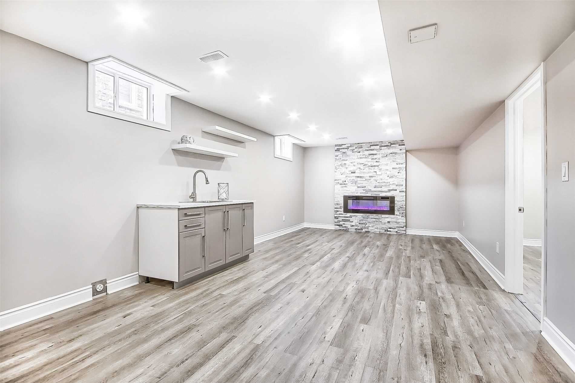 1153 Peelar Cres