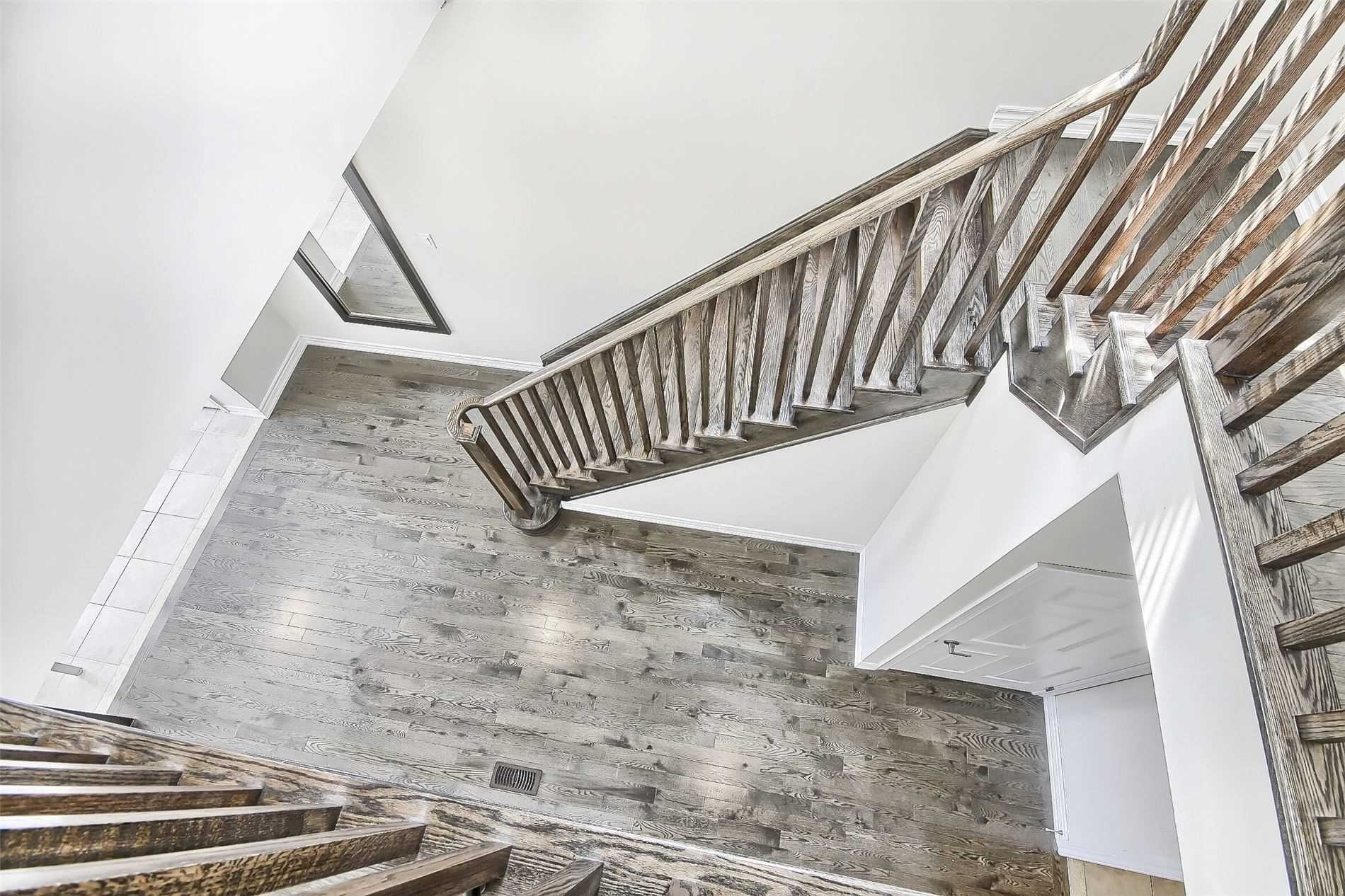 1153 Peelar Cres