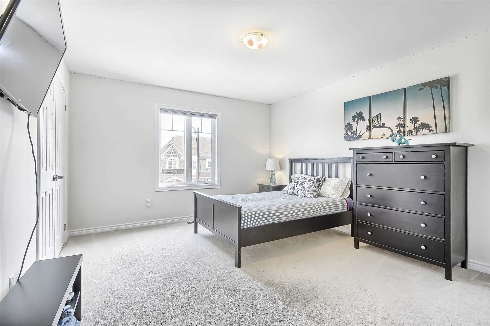 1153 Peelar Cres