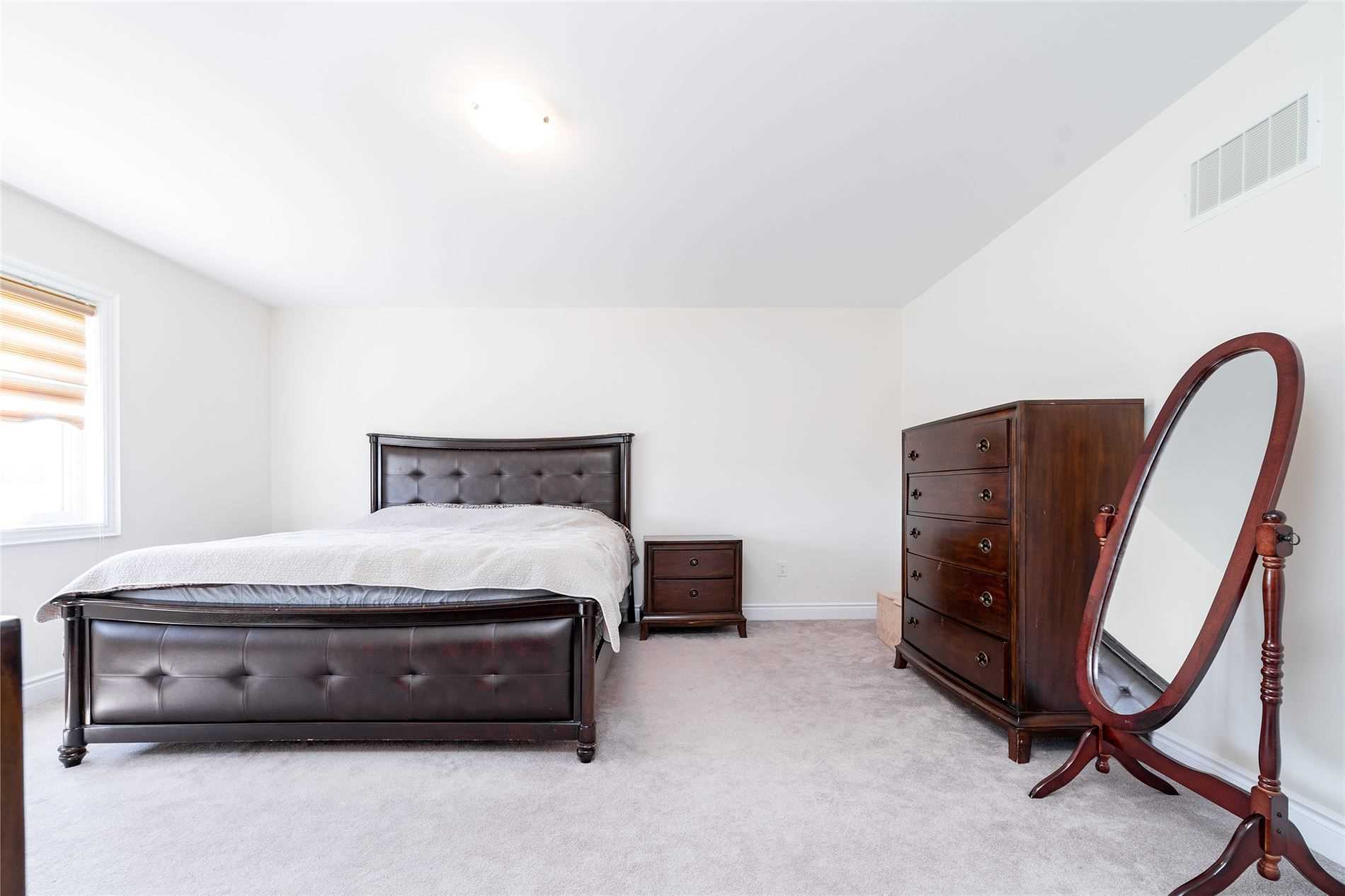 31 Lorne Thomas Pl