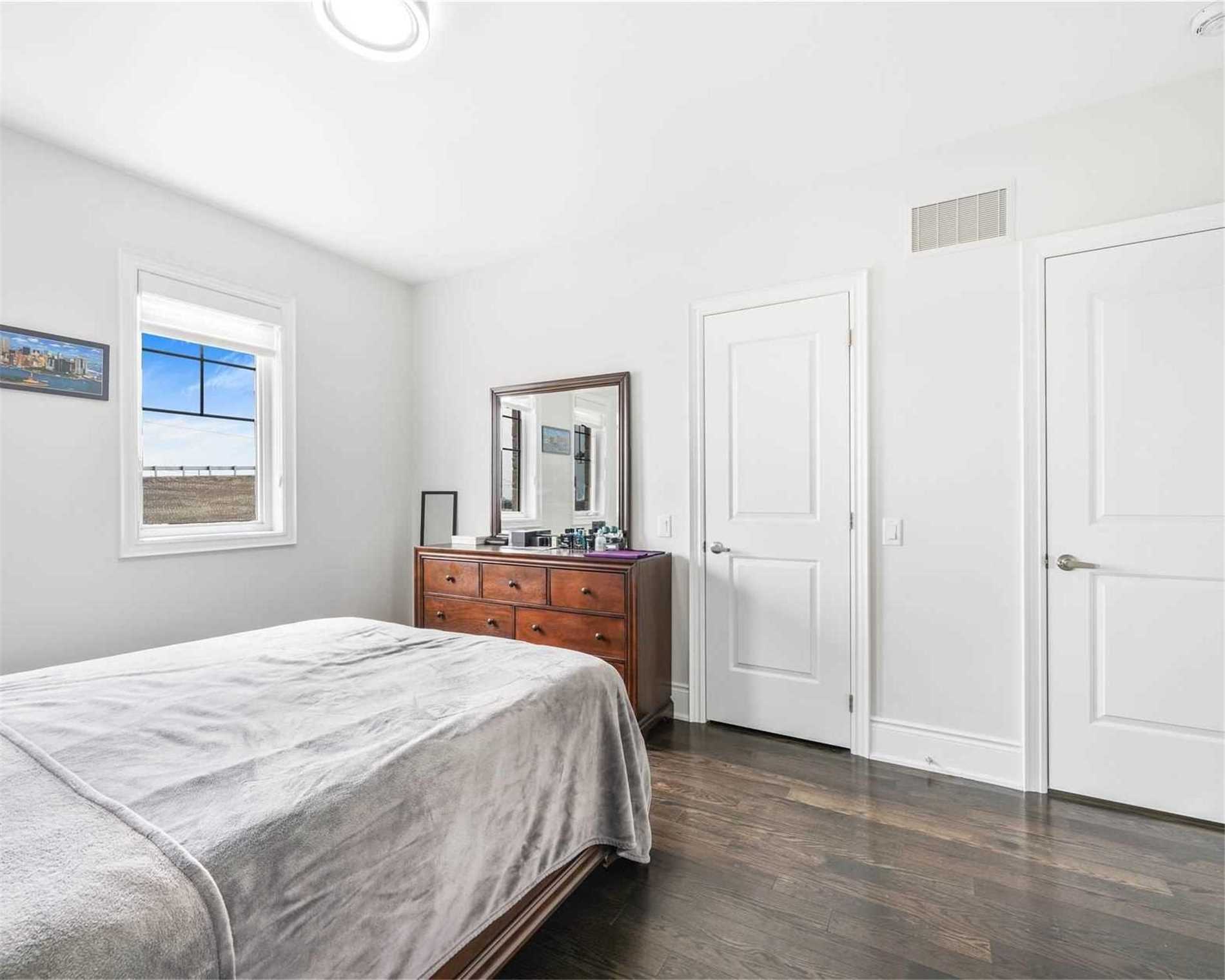 155 Ross Vennare Cres