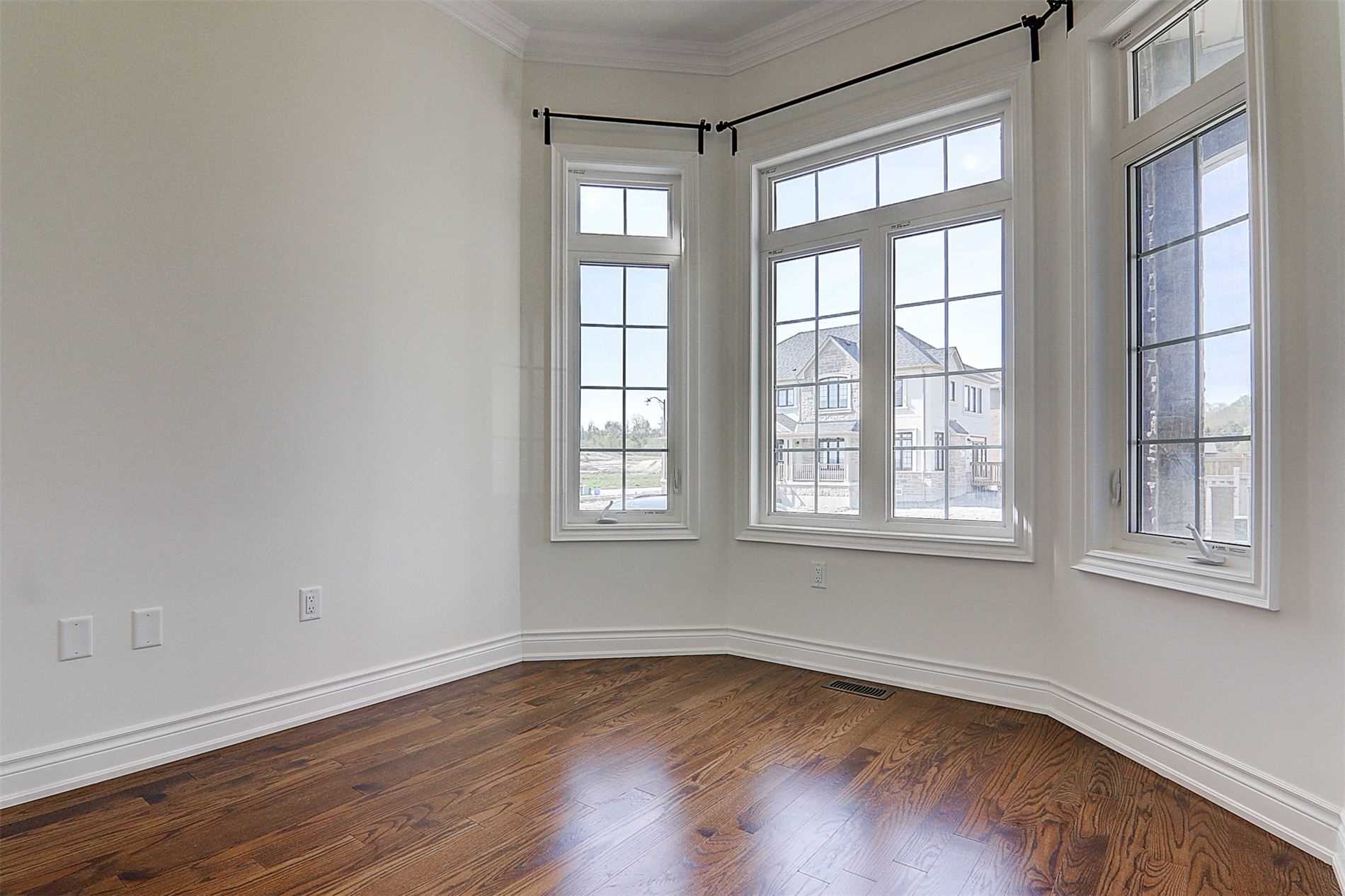 6 Tesla Cres