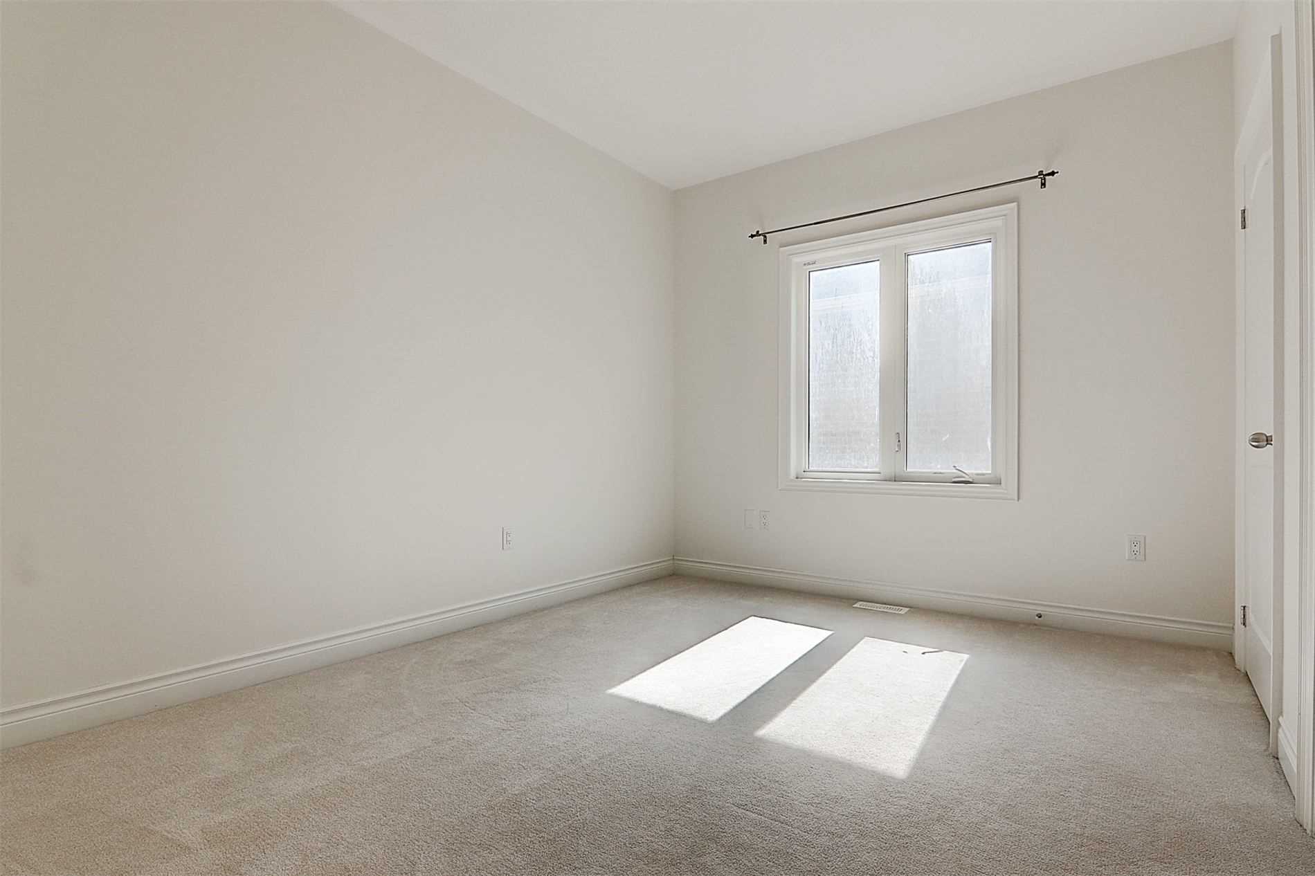 6 Tesla Cres