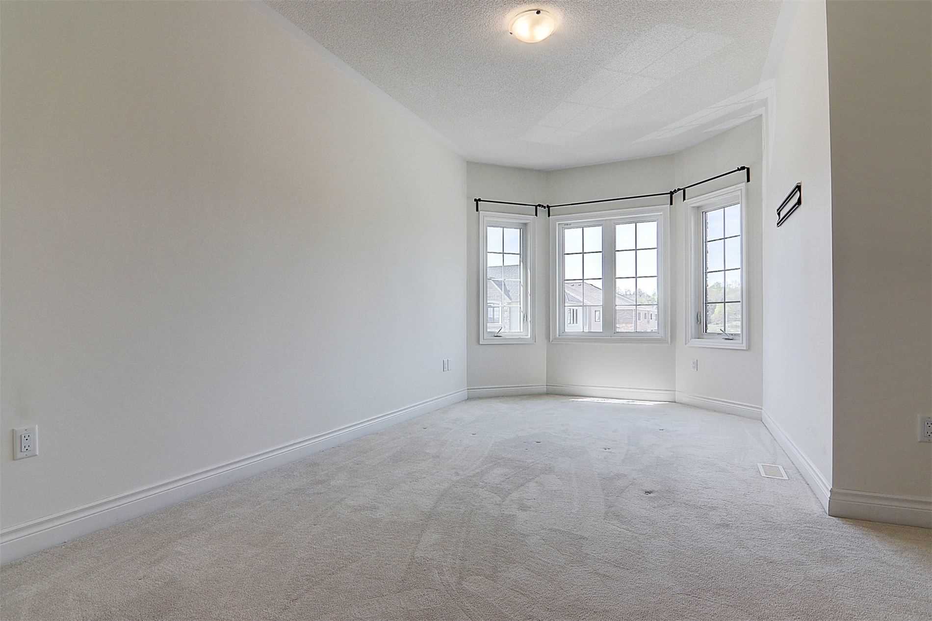6 Tesla Cres