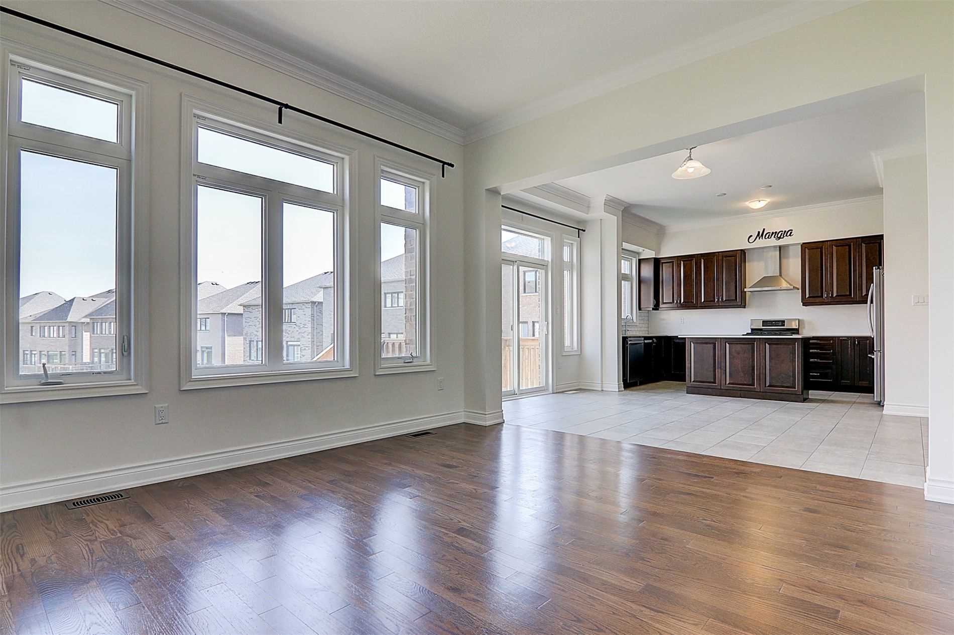 6 Tesla Cres