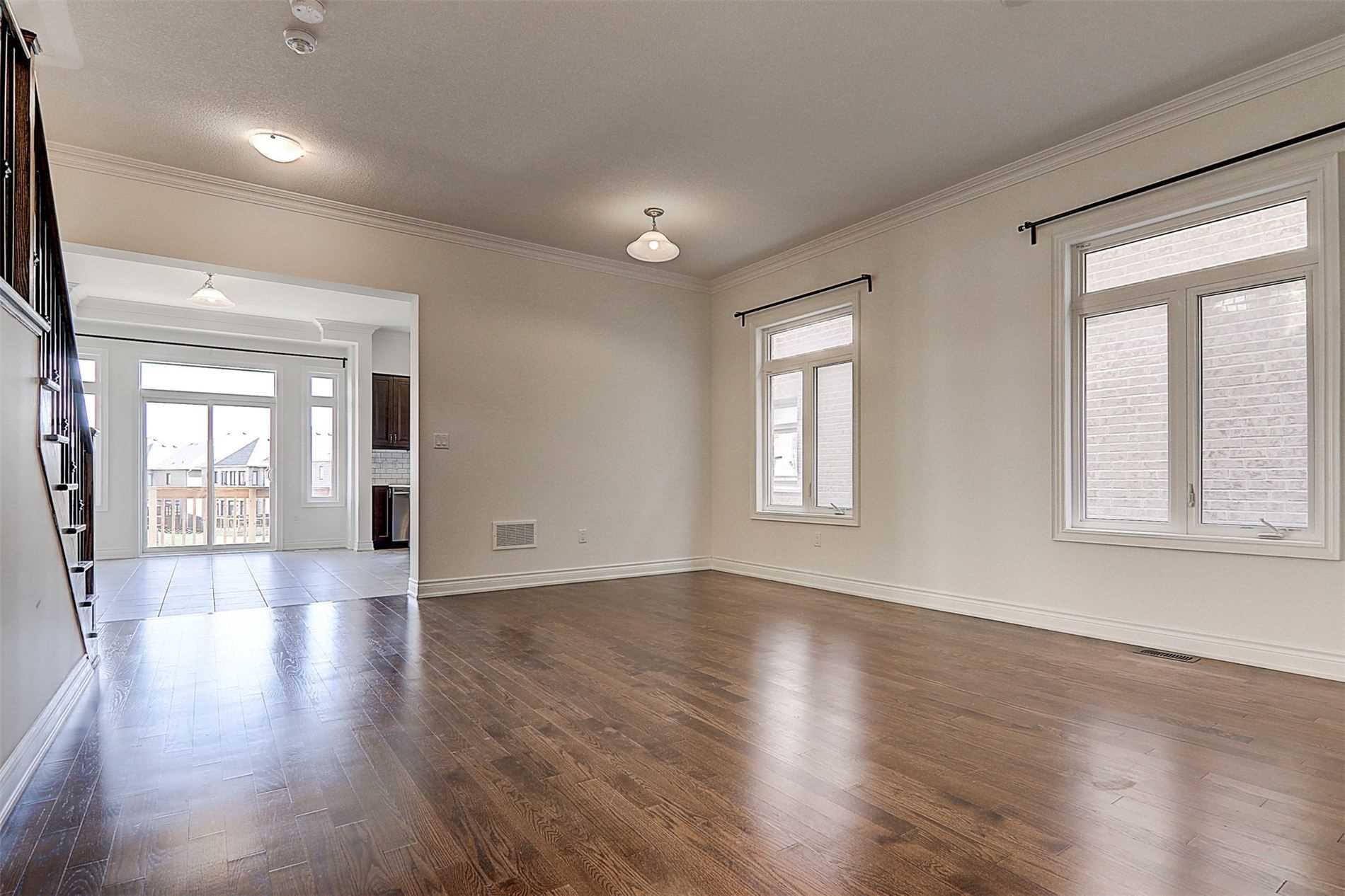 6 Tesla Cres