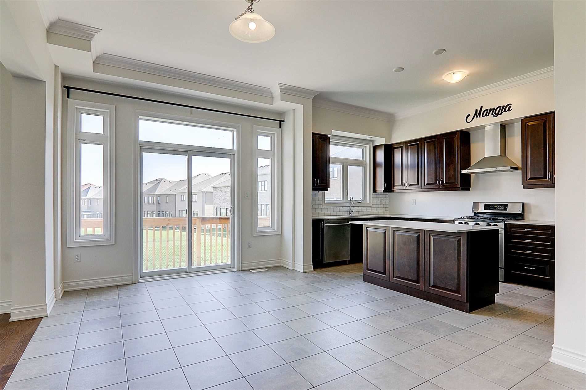 6 Tesla Cres