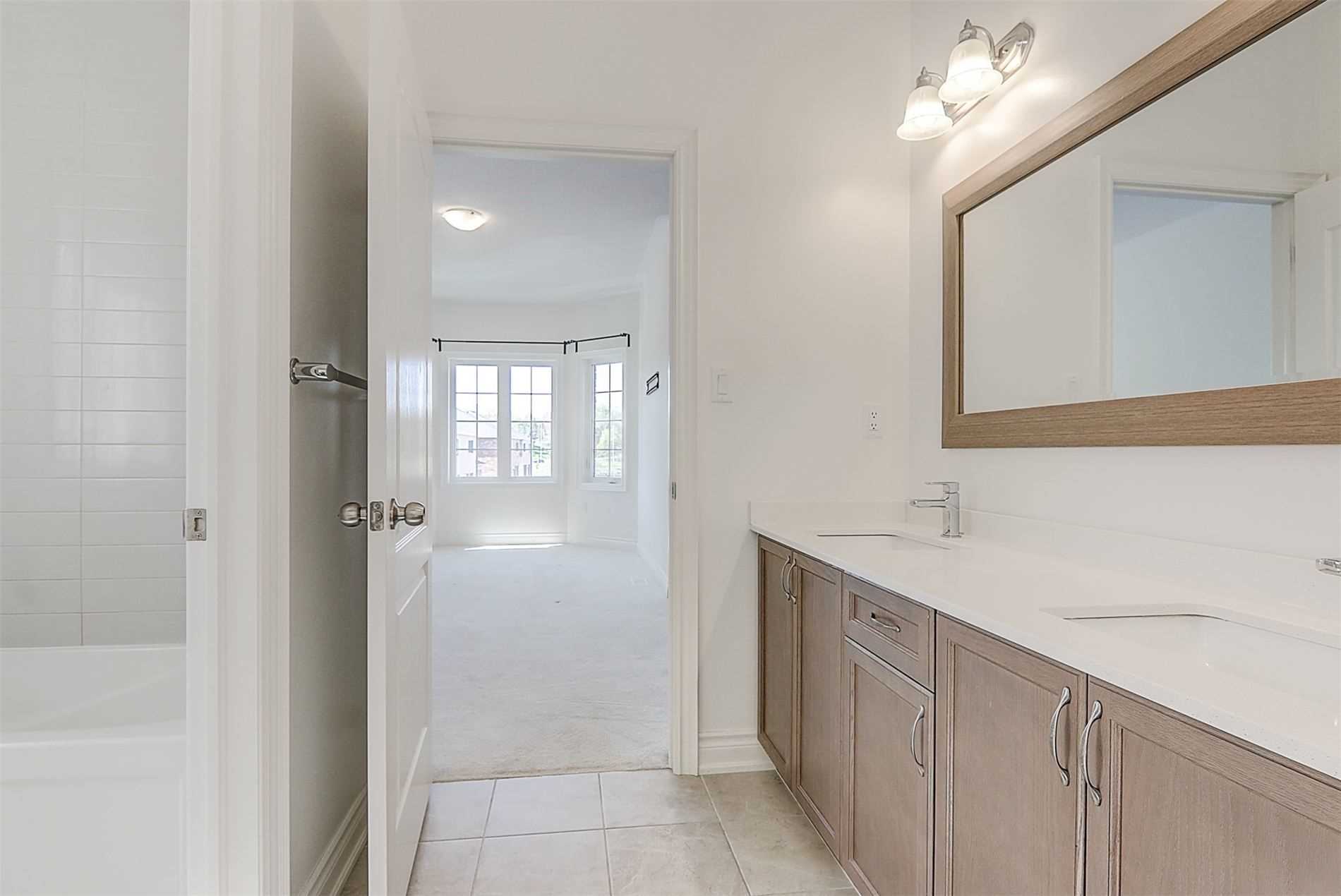 6 Tesla Cres