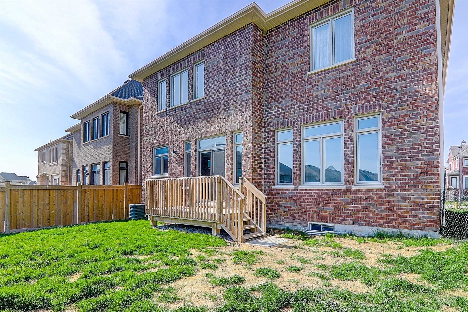 6 Tesla Cres