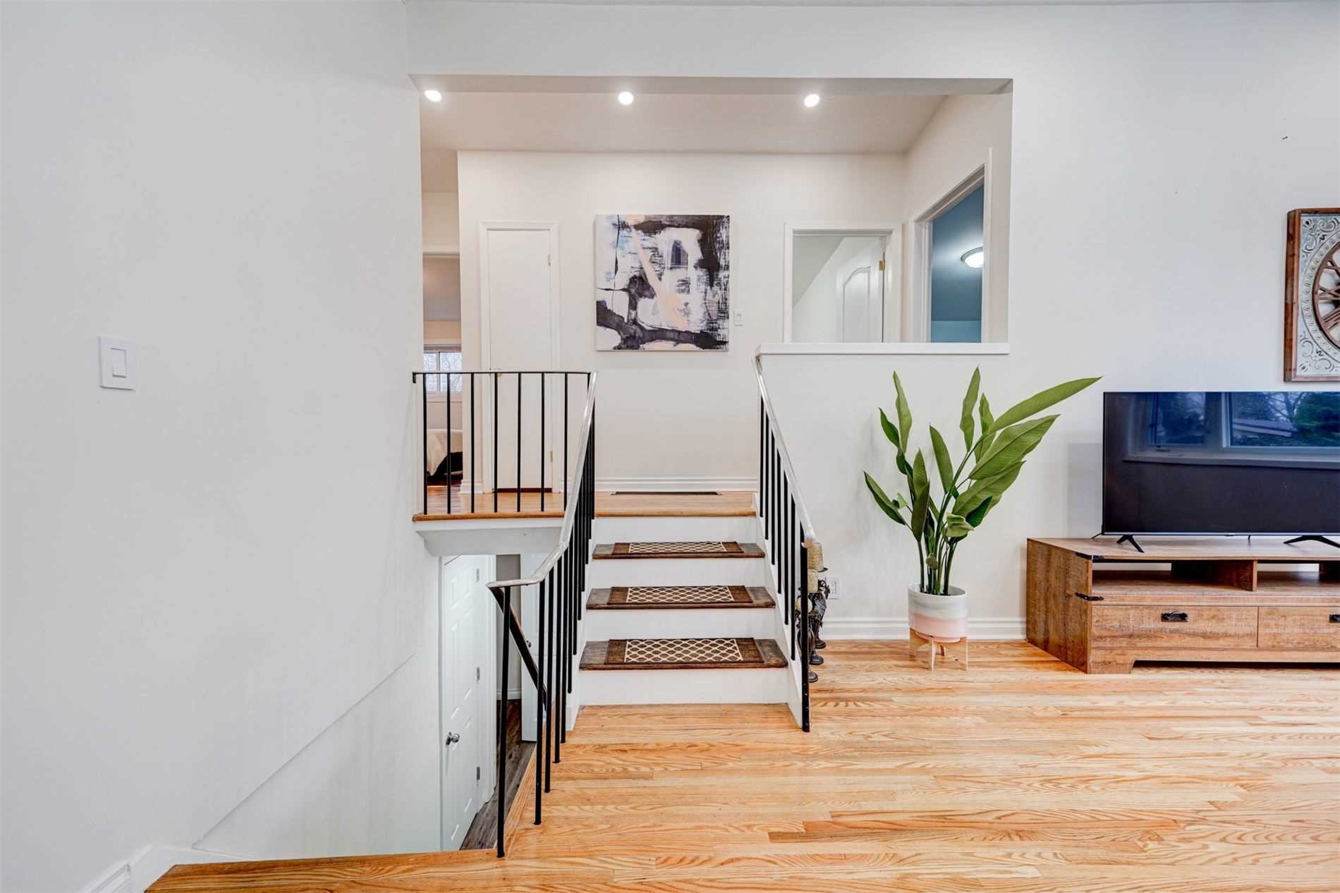 89 Murray Dr