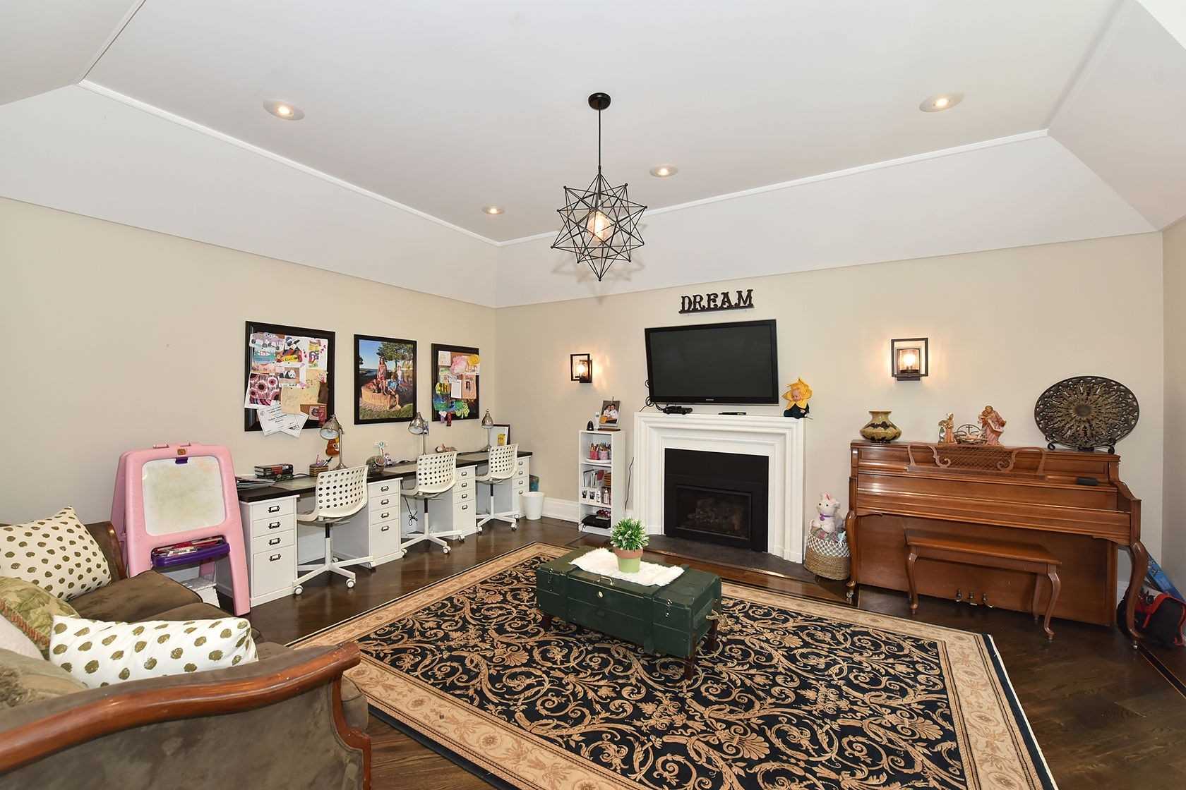 71 Delia Pl