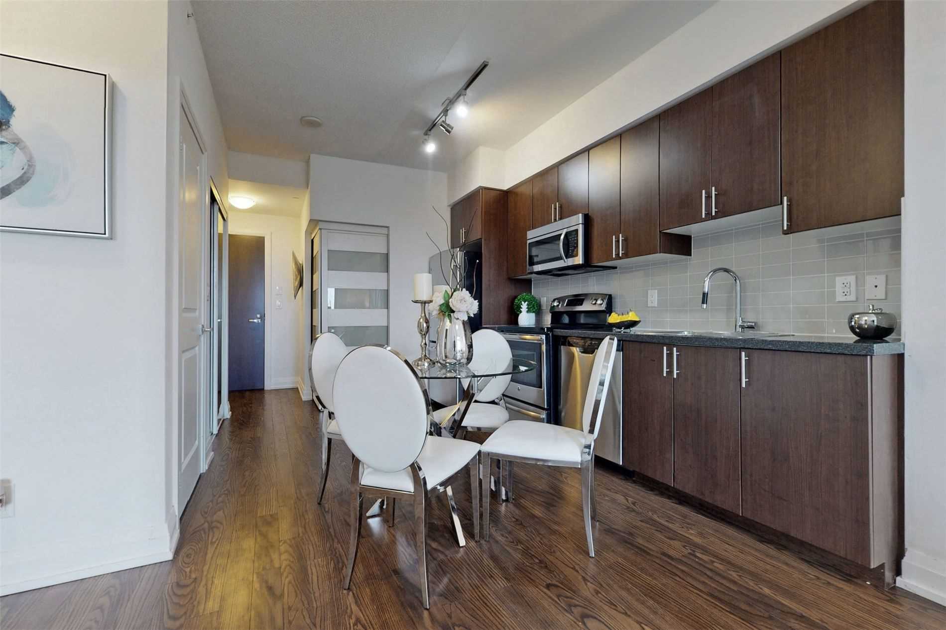 7161 Yonge St S, #1527