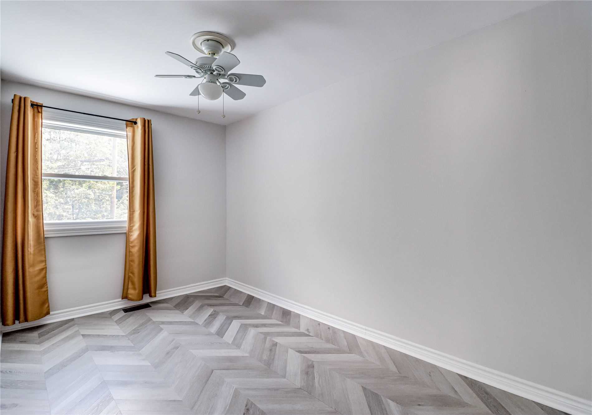 33 Longford Dr
